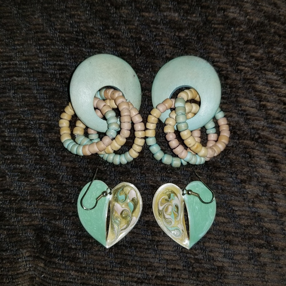 🌷2 Pr of Pastel Green and Cream Colored Earrings